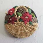 【ポインセチアの花籠】刺繍ブローチ 38mm