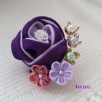 ちりめん《つまみ細工》椿のコサージュ　紫