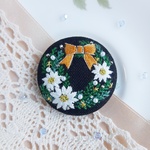 クリスマスリース 刺繍ブローチ  くるみボタン