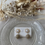 【ﾋﾟｱｽ/ｲﾔﾘﾝｸﾞ】お花×丸玉ベージュ