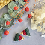 再販　クリスマス☆柊のビーズ刺繍ピアス　イヤリング　