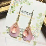 【送料無料】花弁が揺れるドロップ＆クリスタルのピアス（カラー：ゴールド&ピーチ）