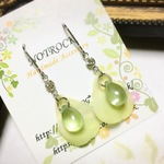 【送料無料】花弁が揺れるドロップ＆クリスタルのピアス（カラー：シルバー&オリーブ）