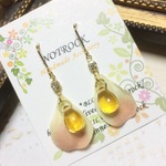 【送料無料】花弁が揺れるドロップ＆クリスタルのピアス（カラー：ゴールド&オレンジ）