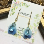 【送料無料】花弁が揺れるドロップ＆クリスタルのピアス（カラー：ゴールド&モンタナ）