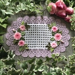レース編みのドイリー・薔薇の淡い夢（紫）　　　　33 X  21 cm