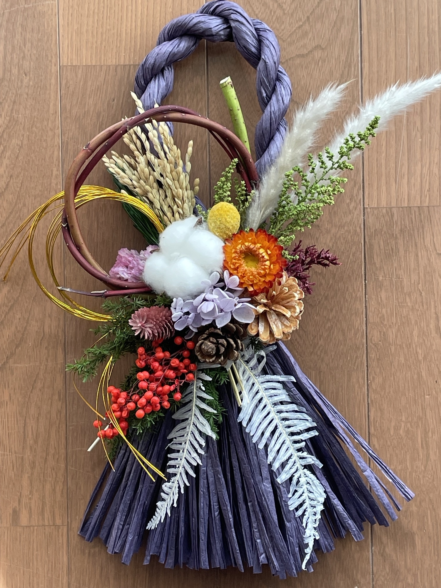 実付きのユーカリや白いシンカルファを丁寧に紡いだ 三日月 リース