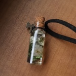 小瓶のネックレス(白花・葉)