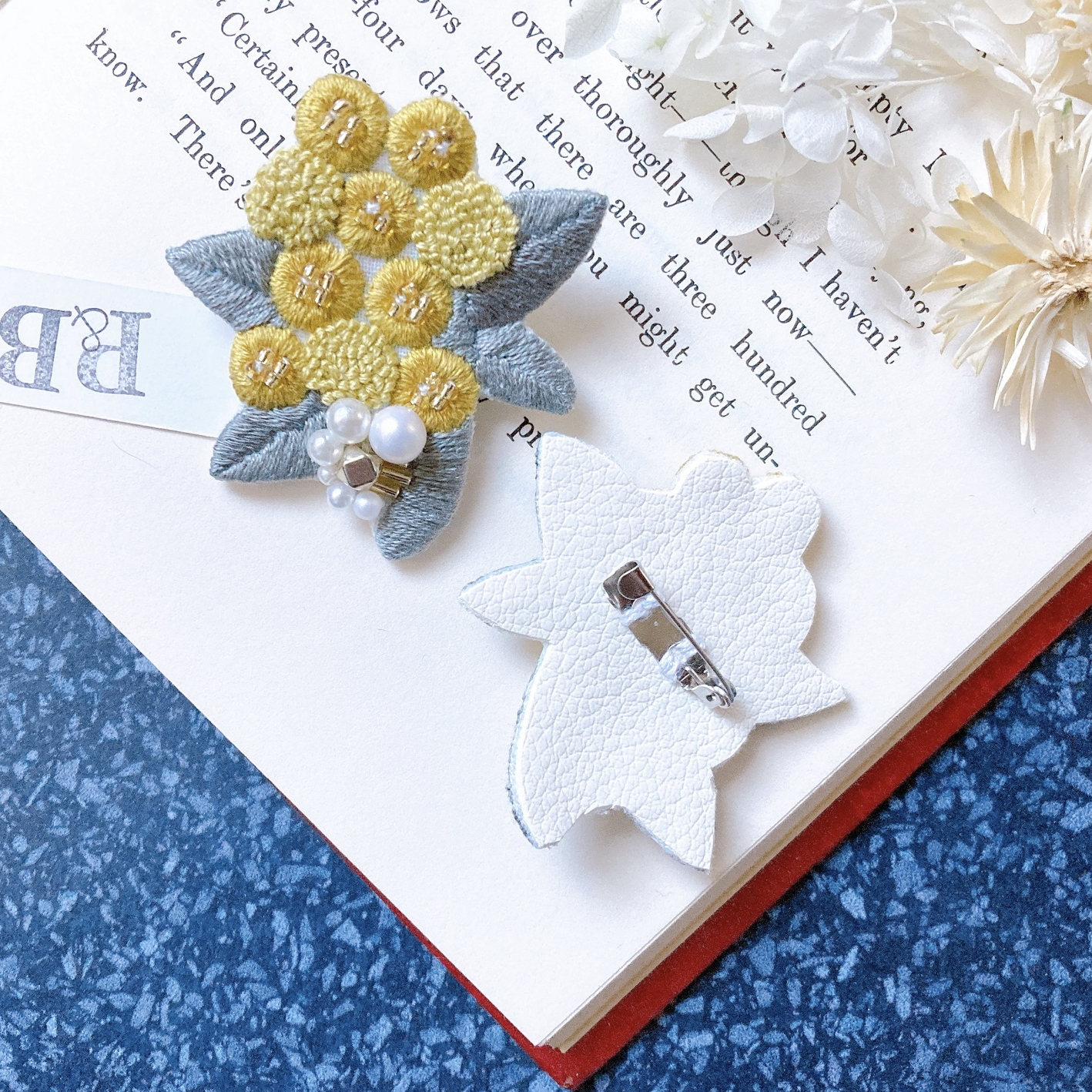 ミモザ ビーズ 刺繍 ブローチ ハンドメイドアクセサリー 注釈【人気】ミモザとパールのビーズ刺繍ミニブローチ - P＆B