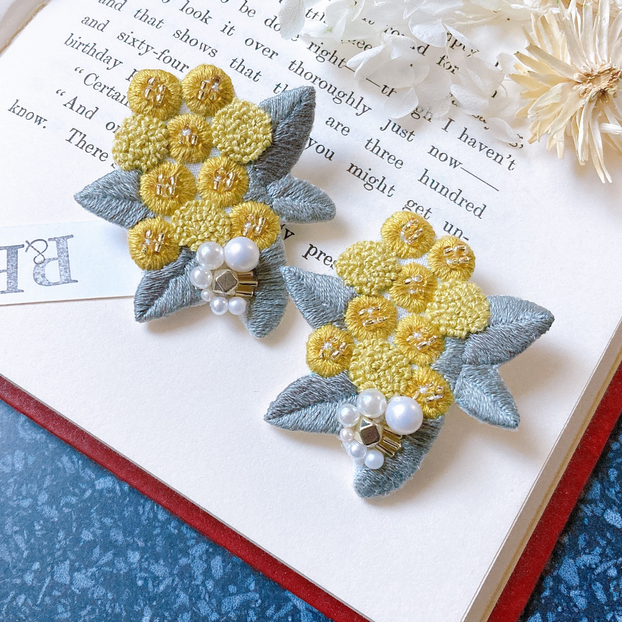 注釈あり【受注生産】ミモザ 丸花ビーズ刺繍ブローチ - P＆B