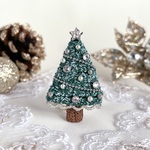 受注制作  少し大きめクリスマスツリーブローチ(ロジウム)　送料無料♪