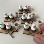 ミニチュアスノーマンカップケーキとミルクティー