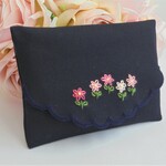 手刺繍 お花畑のポケットティッシュケース　受験用にも　通園通学