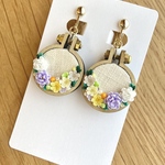刺繍枠×つまみ細工のイヤリング
