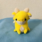 おすわりドラゴンのぬいぐるみ（イエロー）