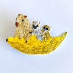 バナナに乗るカピバラとワオキツネザルとリスザルの刺繍ブローチ