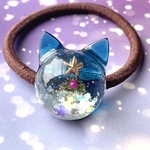 コロンとにゃんこ　クリスマスツリーと雪舞うスノードームのヘアゴム　レジン　猫　冬　プレゼント　ギフト　ヘアアクセサリー