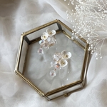 オーロラチェコビーズゆれるお花のピアス／イヤリング