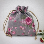 【送料無料】　刺繍生地× yuwaアンティークローズの巾着袋　裏地付き　　フリル巾着　巾着ポーチ　サニタリーポーチ 