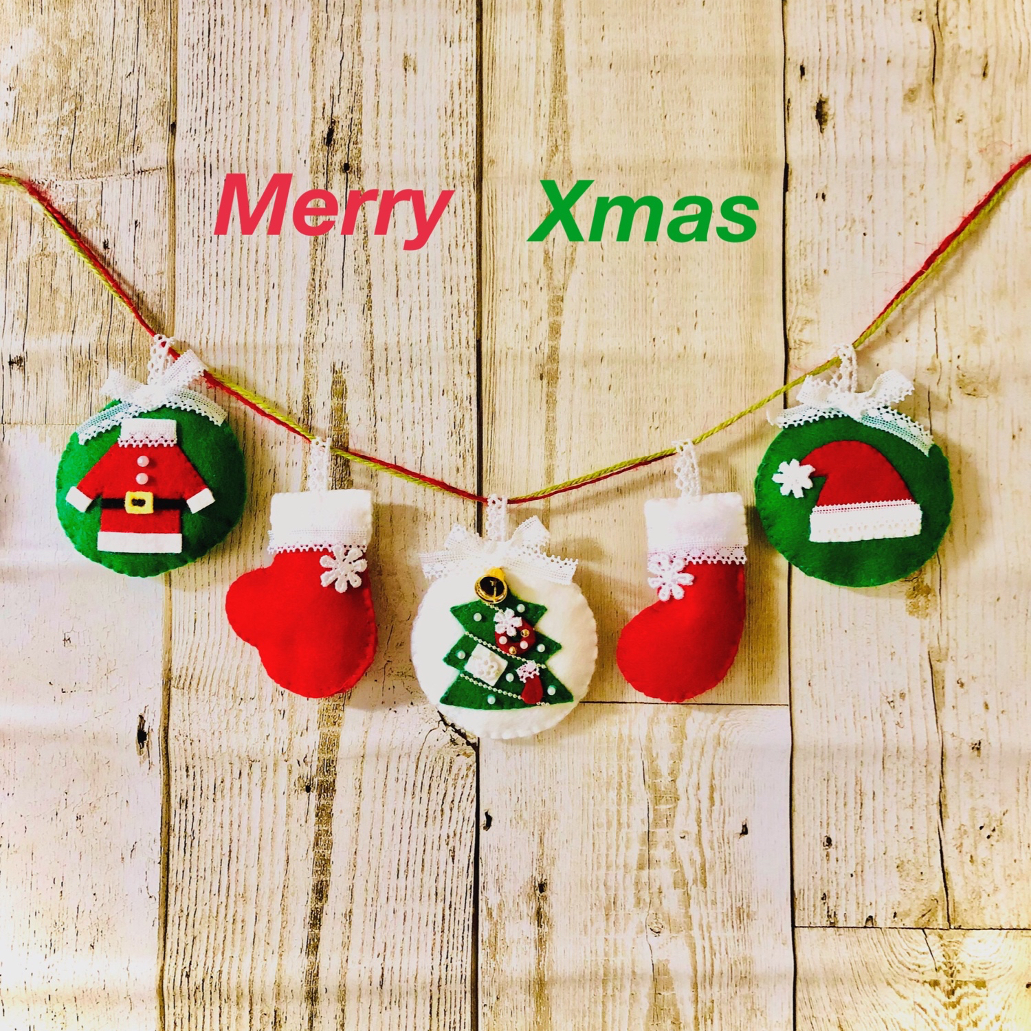 【しろ】クリスマス　ガーランド ガーランドを使ったクリスマスのジュエリーショップのディスプレイ