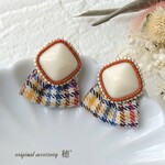 レトロチェックのビーズ刺繍耳飾り(B)❇ピアスorイヤリング【金属アレルギー対応】〔フリル コットンパール風 秋 冬 アンティーク 大人かわいい カラフル ガンクラブ 千鳥格子 アクセサリー ぽ 〕 