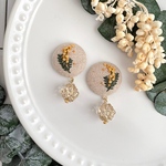 【送料無料】ミモザの刺繍×クリアビーズピアス