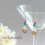 クリスマスカラーのスワロフスキーが揺れるミニピアス  