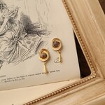 フランス の ヴィンテージ ボタン と 天然石 の ピアス イヤリング 