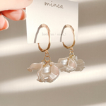 𓐍マットゴールド×パール調のペタルフラワー𓐍ピアス　