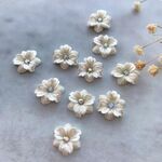 8個    ホワイト  フラワー パーツ　花カボション