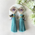 ピンクベージュ×ミントグリーン 立体刺繍のお花とじゃらじゃらタッセルのピアス(イヤリング)
