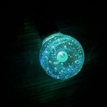 LEDライトで七色に光る　煌めく一粒の世界　見る角度によって色が変わる　宇宙渦玉ネックレス　キーホルダー