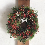 松ぼっくりと赤いベリーのクリスマスリース→お正月リースにも