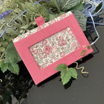 手刺繍のある　パスケース（ピンク、リバティ）