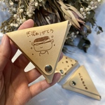 本革三角コインケースに子供の絵や文字を刻印して世界に一つだけのプレゼントをお作りします。名入れOK！手形　足形　も刻印致します。敬老の日　父の日　母の日　クリスマスにおすすめ！