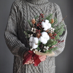 バラの実とコットンのクリスマスブーケ
