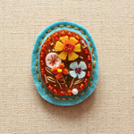 アンティーク風フェルトブローチ　青空と野の花