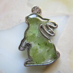 ◇2643再販７『tobi28様 ご売約品』🍀ペリドットのうさぎ　ピンバッジ🐇🍀