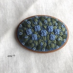 Blue rose 刺繍木枠ブローチ
