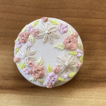 刺繍くるみボタン（ヘアゴム/ブローチ）