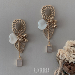 RUKIRIRIA #645 ゴールド×花びらリーフ×シェルピアス  大ぶりピアス 大ぶりイヤリング 