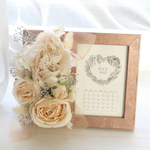 【L版写真立て&2022月ごとカレンダー付き】記念日や結婚お祝い品などに☆ピンクゴールド×ホワイトカラーのブーケフラワーフォトスタンド