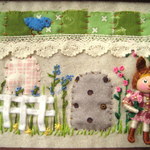 小さなうさぎ娘(ブローチなし）とお家の刺繍壁掛けb