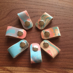 手染め牛ヌメ革のイヤホンコードクリップ（マーブル）