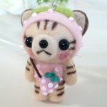 【羊毛フェルト＆とんぼ玉】イチゴ茶トラ猫ちゃんのストラップ