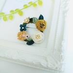 からし色の椿とハリネズミさんのリングブローチ。つまみ細工。
