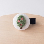 ウール刺繍のベビーヘアクリップ(りんごの木)