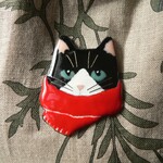 七宝焼・赤いマフラーのハチワレねこ