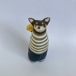 たんぽぽを持つチワワ　見上げる