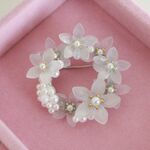 白いお花のリースブローチ